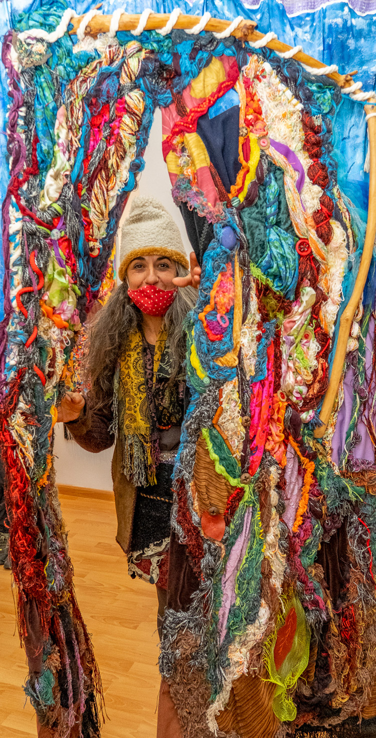 La artista tras una colorista cortina. | VICENTE GARCÍA