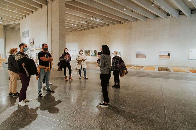 Una visita guiada por la exposición. | MUSAC
