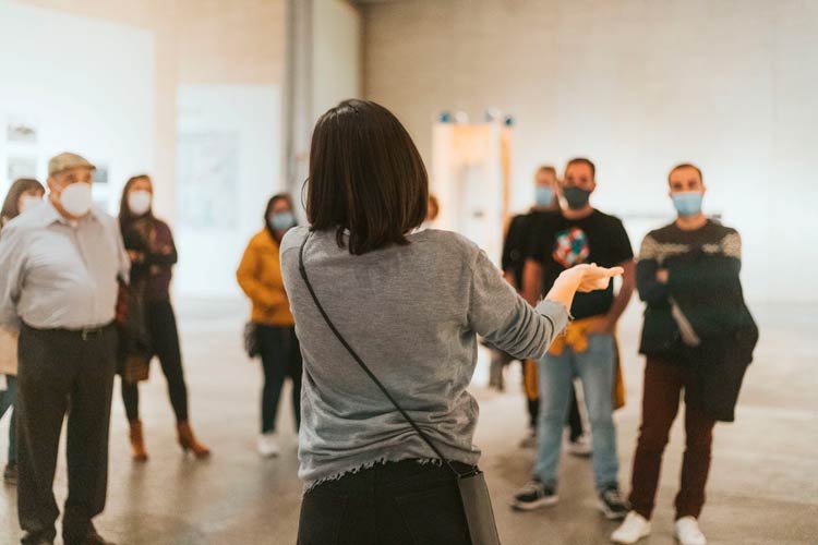 Las visitas guiadas continúan para público adulto y familiar. | MUSAC