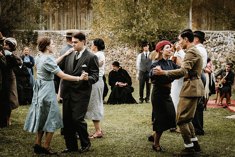Un momento del baile recreado en localizaciones de Manzaneda de Torío. | ANA CALLEJO
