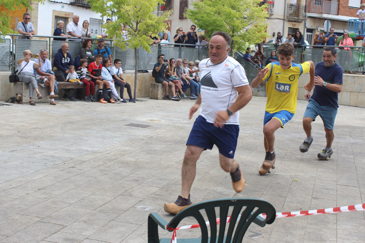 Un momento de la carrera de madreñas en Boñar. | ALFREDO HURTADO