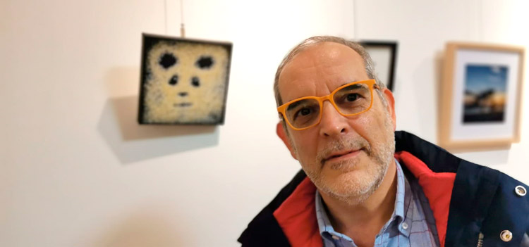 Cebolledo es uno de los 33 artistas participantes en la muestra colectiva de Cinabrio.
