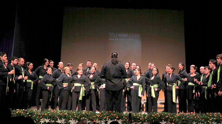 Una actuación delCoro ÁngelBarja Juventudes Musicales-ULE bajo la dirección de Aitor Olivares. | JUAN LUIS GARCÍA
