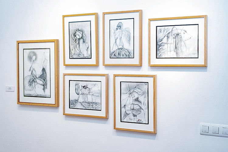 Parte de los diez dibujos realizados a carboncillo que completan la exposición promovida por el Instituto Leonés de Cultura. | VICENTE GARCÍA