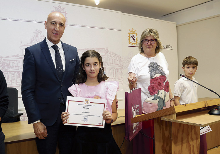 El alcalde José Antonio Díez con la joven Eva Mallo del CEIP Quevedo.