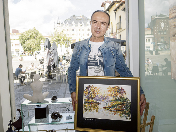 El artista ante uno de los ventanales de Alemi. | VICENTE GARCÍA