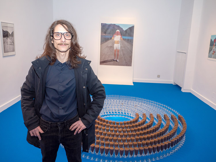 Eduardo Fandiño y su pieza artística ‘The Wilderness’. | VICENTE GARCÍA