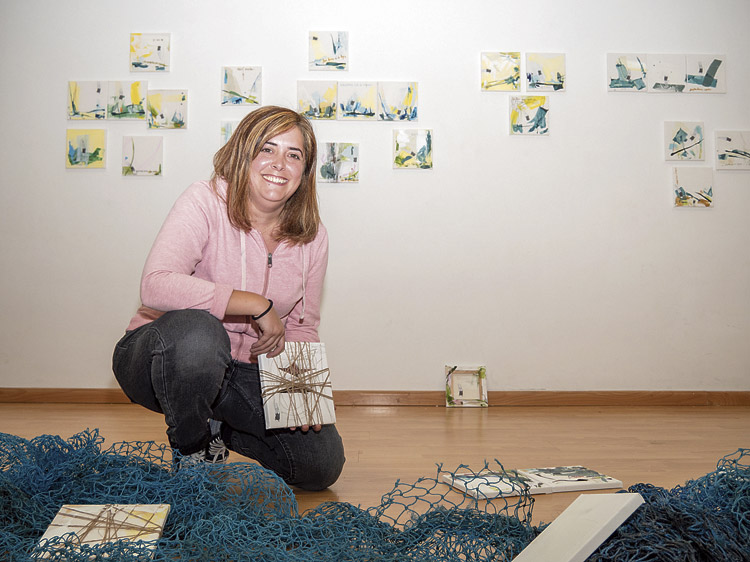 La artista asturiana acude a Cinabrio con una muestra de poesía visual que es presentada como una gran metáfora marina. | VICENTE GARCÍA