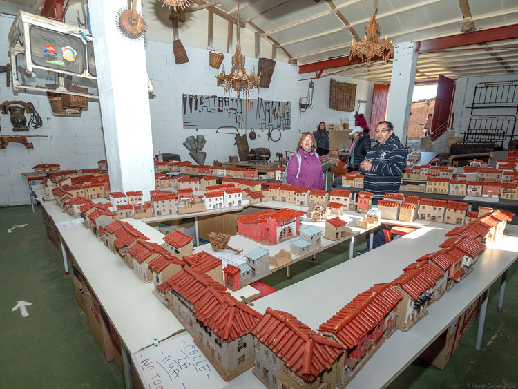 Elisardo Colinas explica su maqueta de Alija. | VICENTE GARCÍA
