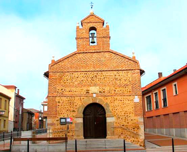 Exterior de la ermita de Santiago Apóstol, en Trobajo del Camino.