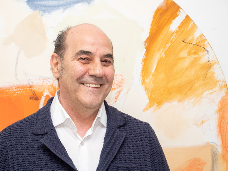 Miguel Escanciano en una de sus frecuentes exposiciones en la galería Ármaga. | VICENTE GARCÍA