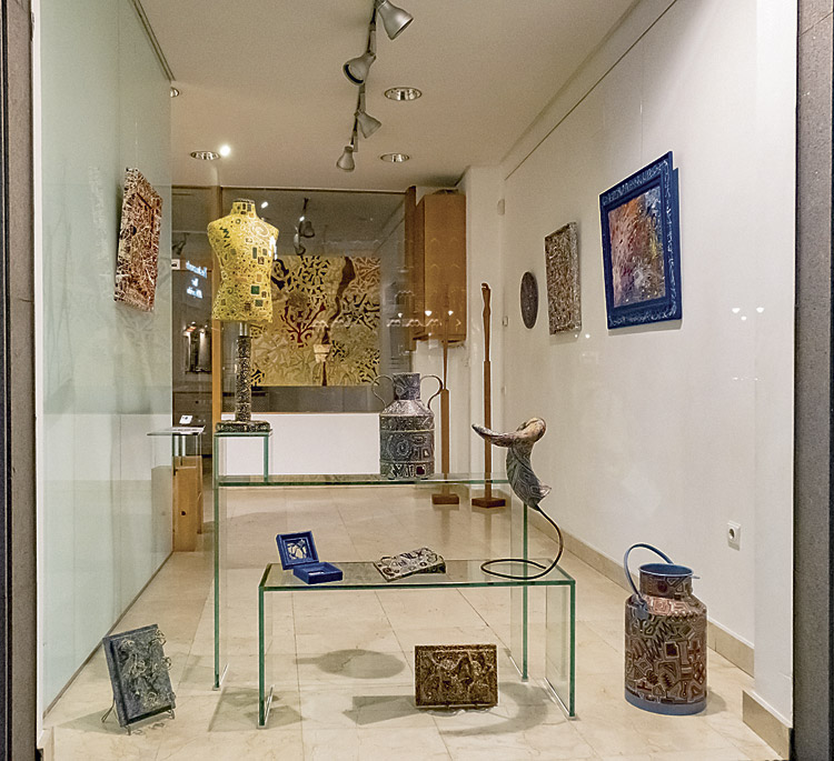 Vista del escaparate de la galería Alemi desde la calle. | VICENTE GARCÍA