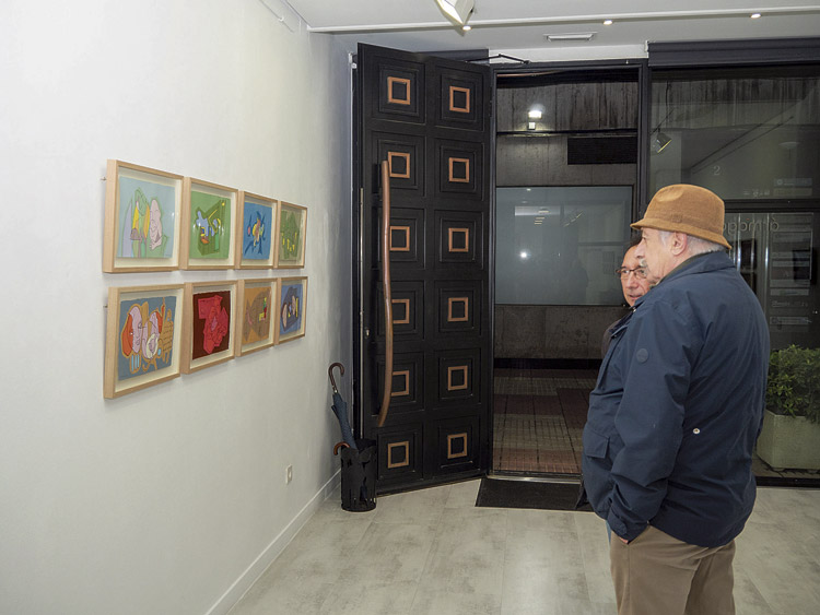 Contemplando la obra de Tranche en Ármaga. | VICENTE GARCÍA