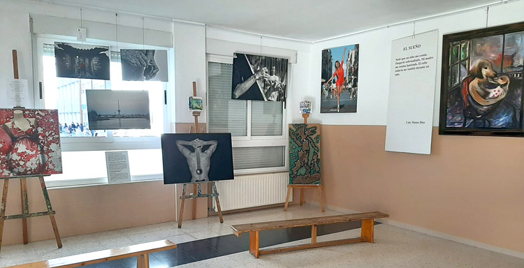 Algunas de las obras que se exponen en el colegio La Anunciata.