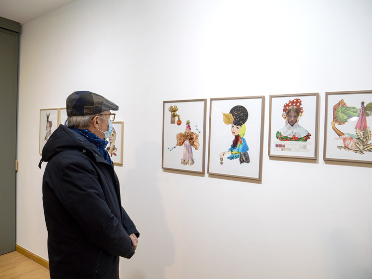 Un visitante contempla las obras de Fierro en la galería Espacio E. | VICENTE GARCÍA