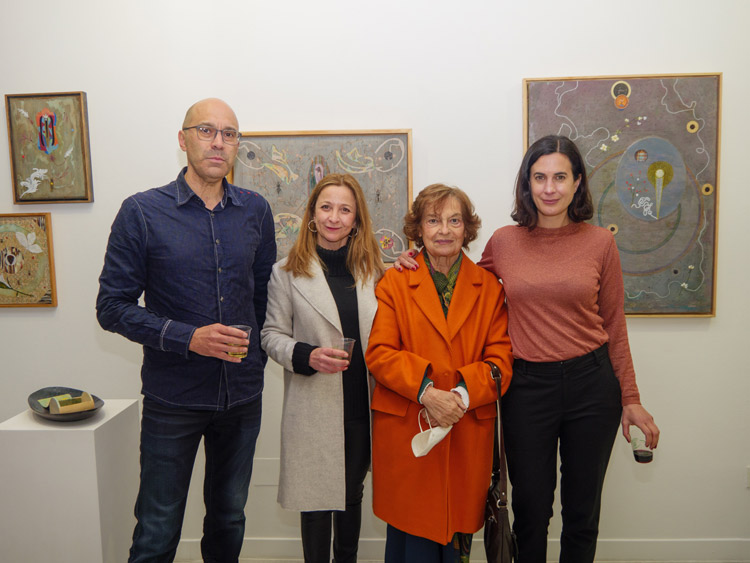 La artista Teresa Gancedo con los tres galeristas, Pedro Gallego, Marga Carnero y Nuria Fernández. | VICENTE GARCÍA