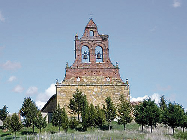 Espadaña de la iglesia de San Julián y Santa Basilisa de Valdavida.
