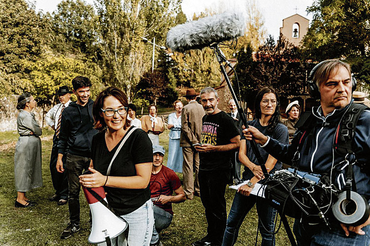 Isabel Medarde, en primer término, durante la filmación del cortometraje ‘Las calles de Granada’.| ANA CALLEJO