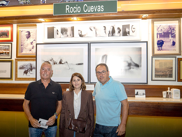 Rocío Cuevas flanqueada por Javier Gómez y Pablo Martínez. | VICENTE GARCÍA