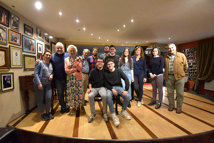 El pianista valenciano y la presidenta de Eutherpe con alumnos participantes y algunos oyentes. | SAÚL ARÉN