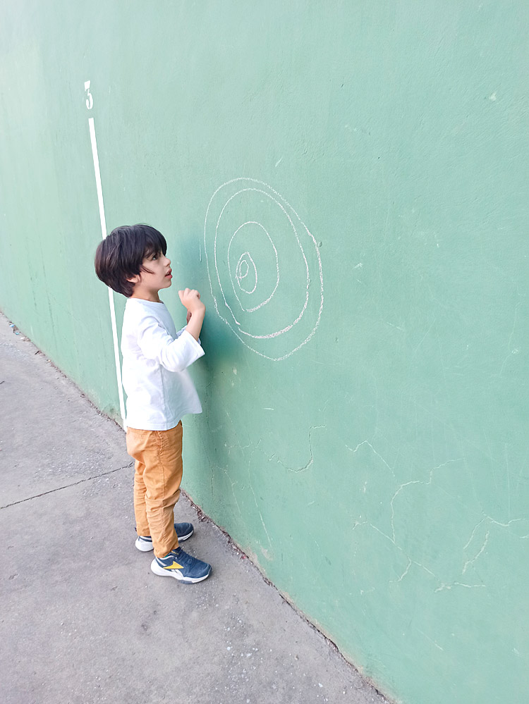 Le gusta pintar porque así puede imaginar cosas nuevas que no existen.