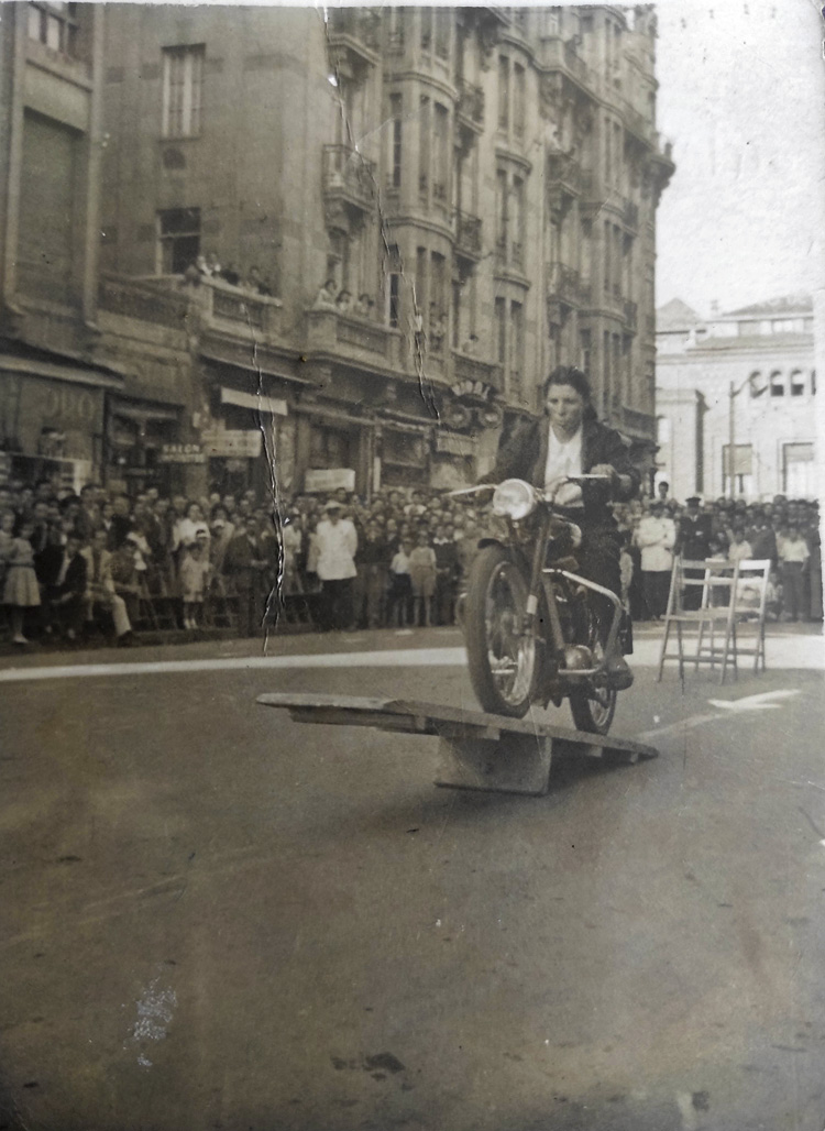 Lola participando en una gincana motorista en Valencia de Don Juan; la primera vez que participó en una solo tenía 14 años y fue en las fiestas de León.