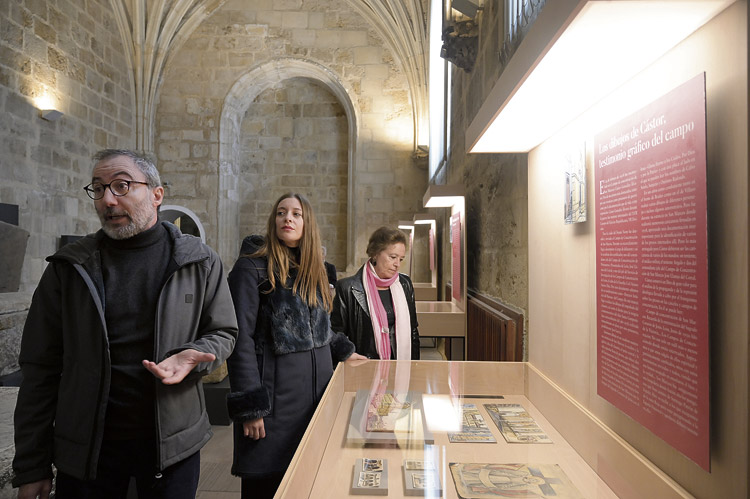 Luis Grau, Ester Muñoz y Amelia Biaín acudieron a la inauguración de la exposición. | JESÚS F. SALVADORES