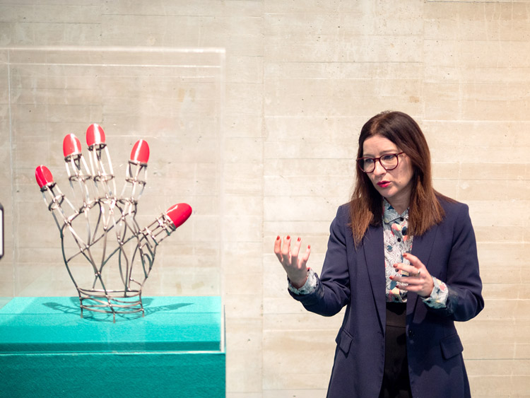 La comisaria Helena López Camacho explicando una de las piezas de la artista peruana que conforman la muestra 'La equilibrista'. | VICENTE GARCÍA