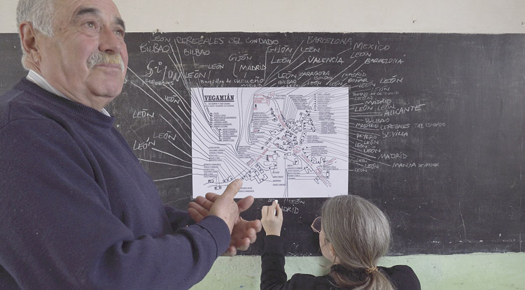 Reconstrucción del callejero del desaparcido pueblo de Vegamián y los destinos de sus habitantes tras el desalojo con Isidoro de la Fuente. | ANNE-LAURE BOYER