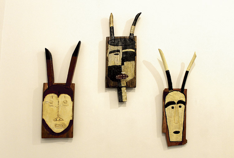 Máscaras de la cofradía Soo, que son las únicas que llevan cuernos.
