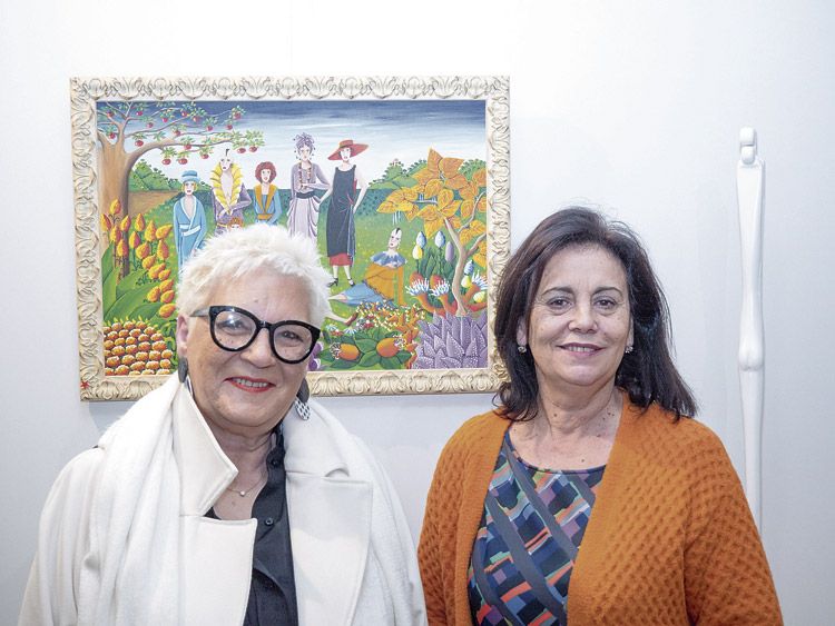 La artista asturiana con la galerista Gelines. | VICENTE GARCÍA