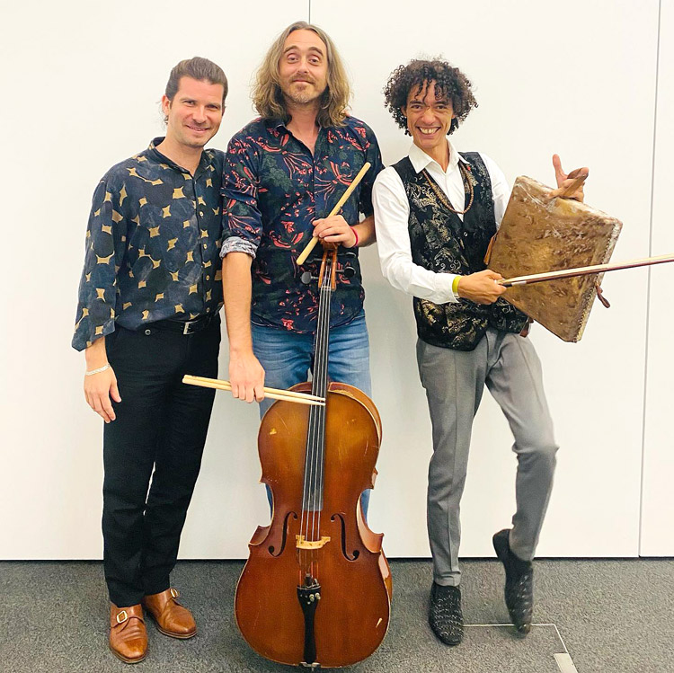 Mezquida con el chelista Martín Meléndez y el percusionista Aleix Tobias.