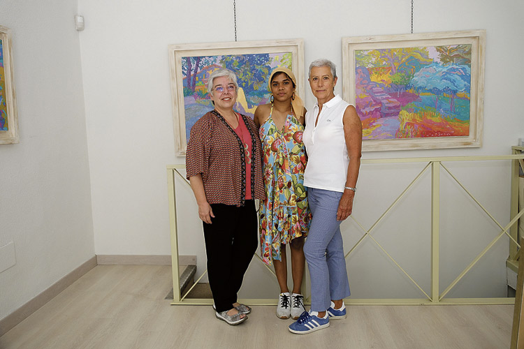 La artista extremeña posa con su hija y la galerista Marili. | VICENTE GARCÍA