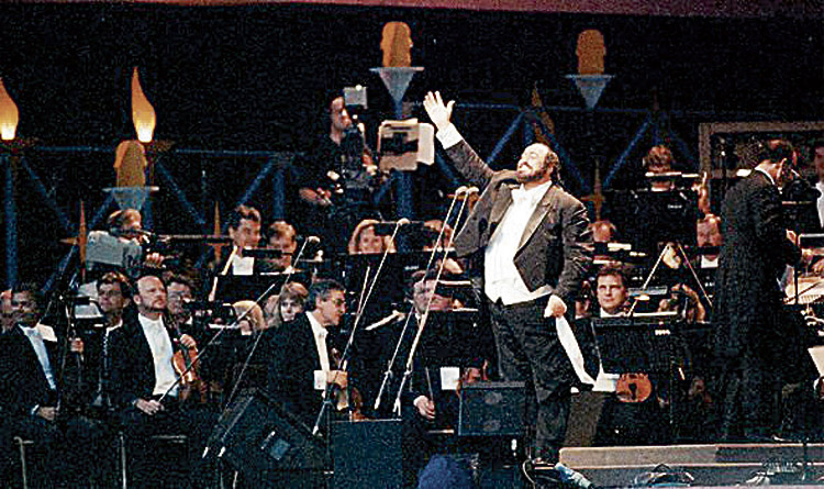El tenor italiano Luciano Pavarotti saluda al público en su recordada actuación en Hyde Park.