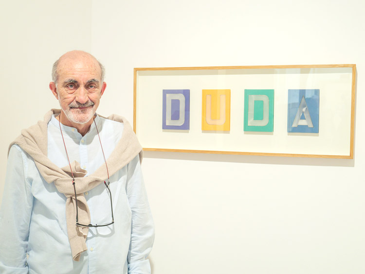 El artista berciano ante una de sus instalaciones. | VICENTE GARCÍA
