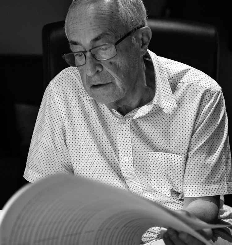 José Nieto repasando algunas partituras.