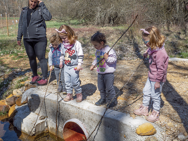 De pesca en la acequia. | VICENTE GARCÍA
