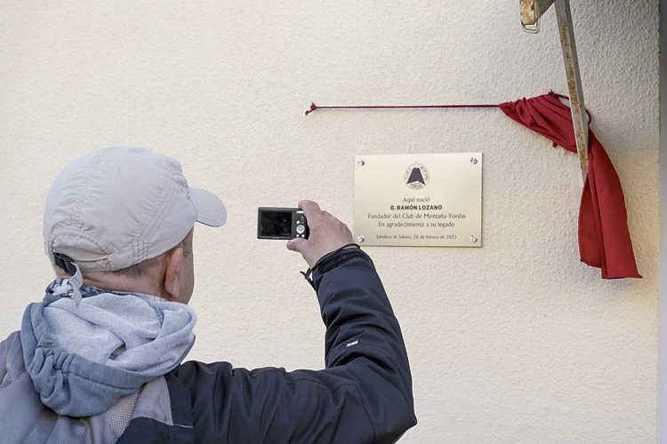 Fotografiando la placa de Ramón Lozano. | VICENTE GARCÍA