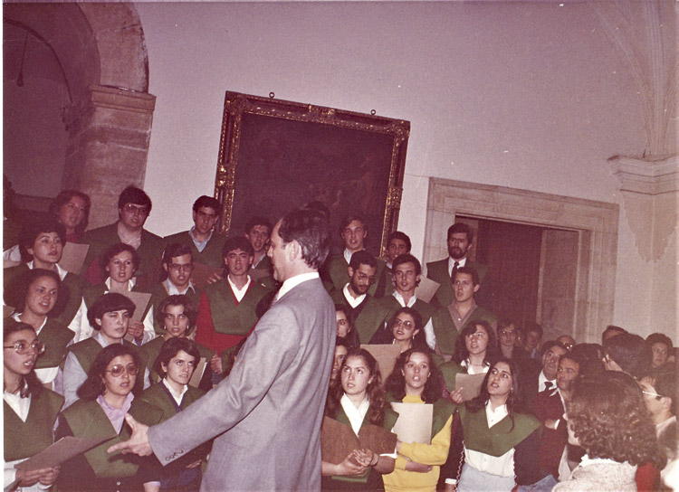 Primera intervención del coro en el curso 81-82 uniformados con la beca. | ULE