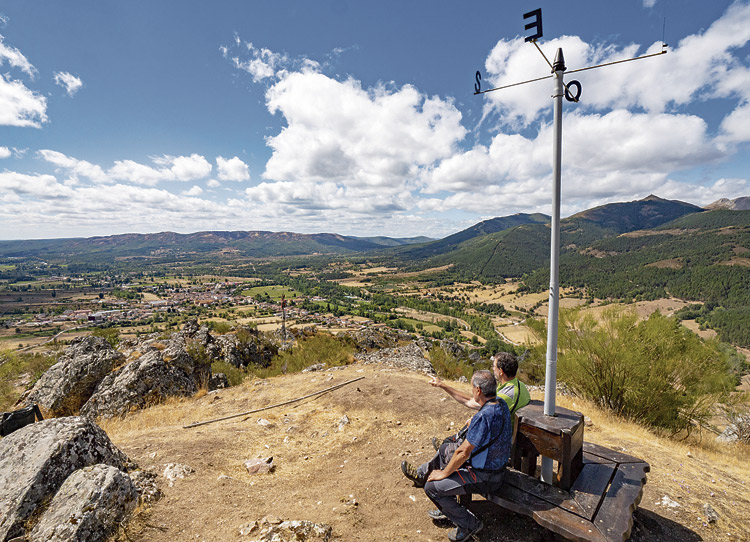 Hacia el sur se ve la villa de Boñar y al fondo la Peña Tobal. | VICENTE GARCÍA