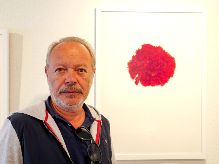 Enrique Reche y al fondo el clavel rojo, una obra de gran dificultad por su textura y color. | VICENTE GARCÍA
