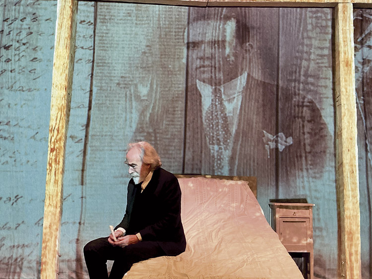 Ricardo Joven en el papel de Andrés de Casas Sosas, el último de Ainielle, en la adaptación teatral de ‘La lluvia amarilla’ de Julio Llamazares