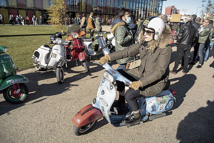 Una scooter en la tradicional Scooter Run del Purple.