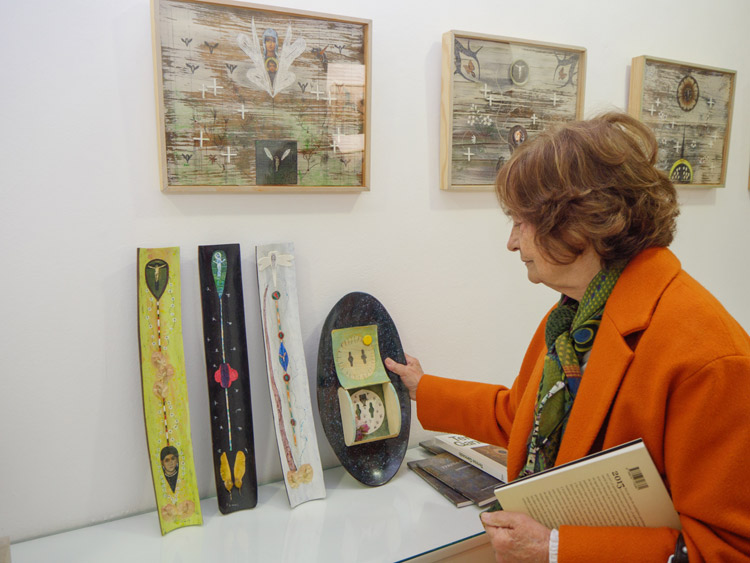 La artista leonesa colocando algunos objetos en Ármaga. | VICENTE GARCÍA