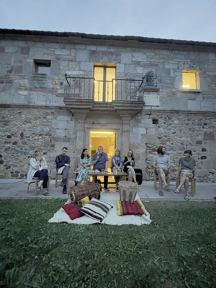 Tertulia el patio de la Casa del Parque de Babia, palacio señorial de los Quiñones. | CORTESÍA PRODIGIOSO VOLCÁN