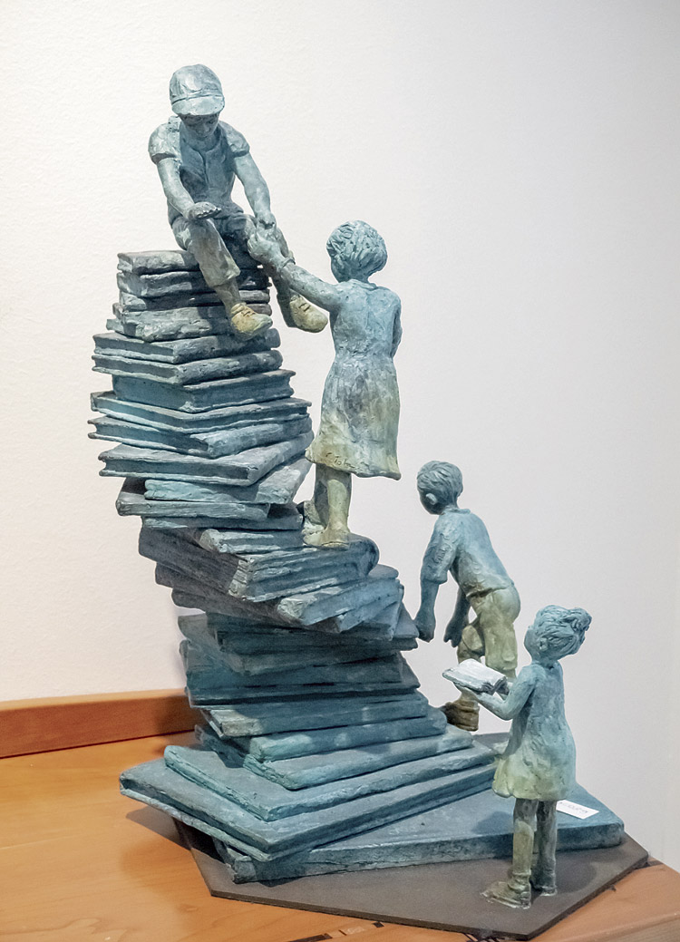 'Torre de libros', obra de Lola Catalá. | VICENTE GARCÍA