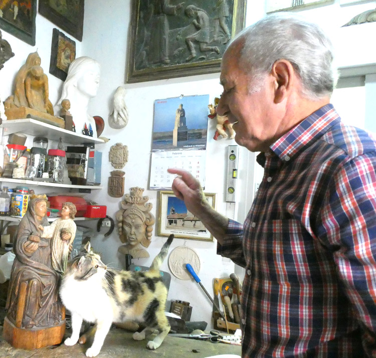 El gato parece estar muy atentos a las explicaciones de Valentín. | GREGORIO FERNÁNDEZ CASTAÑÓN