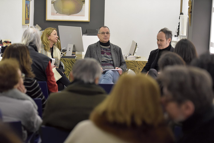 El autor estuvo acompañado por la galerista Marga Carnero y el editor Héctor Escobar. | SAÚL ARÉN