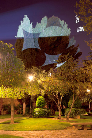 Vídeo proyección de Javier Riera en los jardines del Cid. | MUSAC