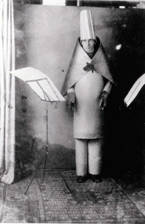 Hugo Ball en vestimenta dadá recitando el poema ‘Karawane’.